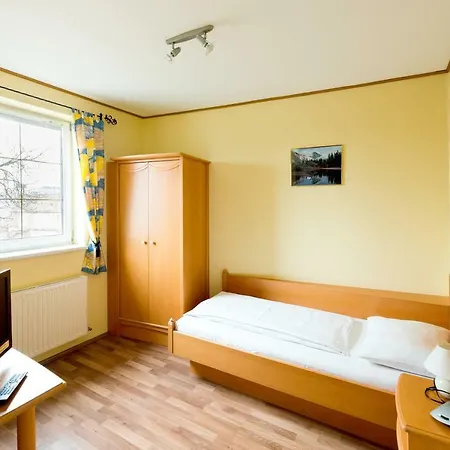 Hoessl Hotel *